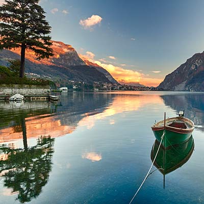 Ferier i bondgård nær innsjøen