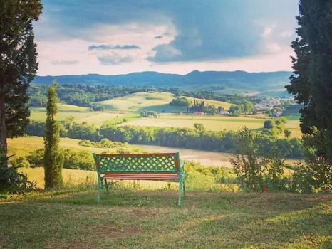 Gårdsleiligheter med utsikt over de toskanske åsene i Volterra